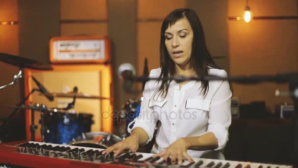 Vrouw die piano speelt — Stockvideo
