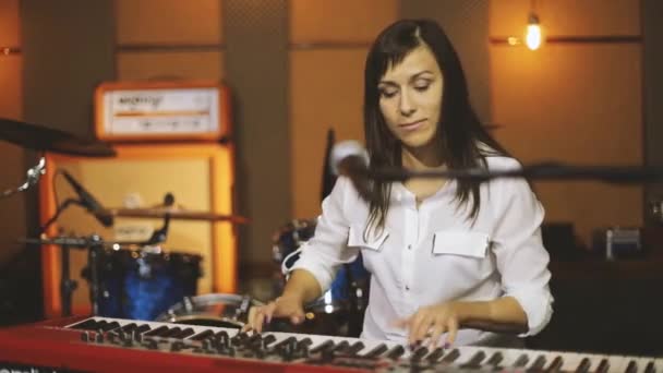Femme jouant du piano — Video