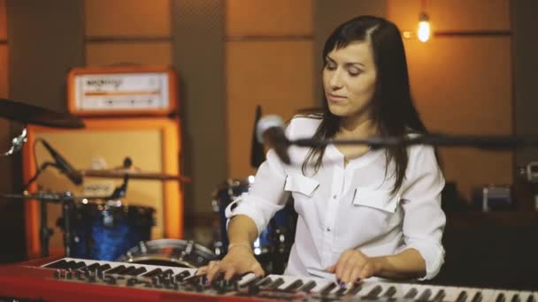 ピアノを弾いている女性は — ストック動画