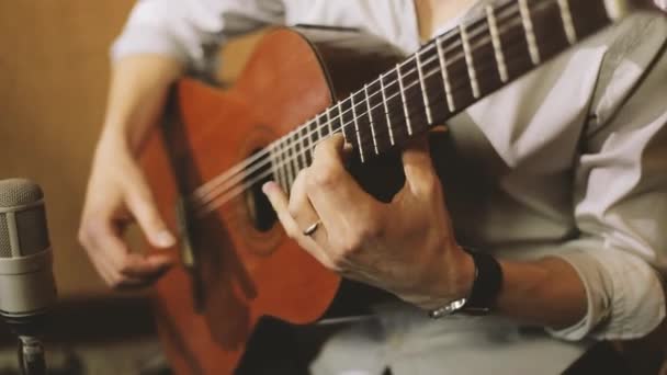 El hombre toca la guitarra — Vídeos de Stock