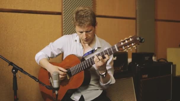 Man suona la chitarra — Video Stock