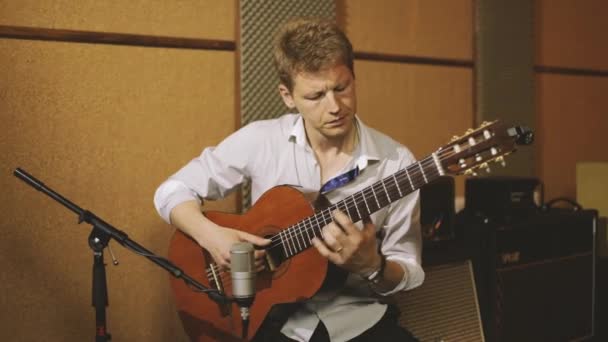 Man Playing Guitar — Stock Video