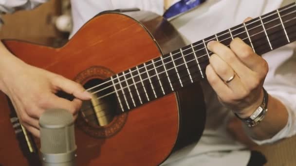Чоловік грає на гітарі — стокове відео