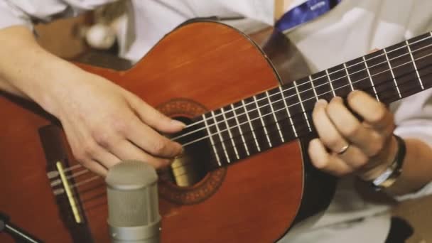 Guitarra sendo tocada no estúdio — Vídeo de Stock