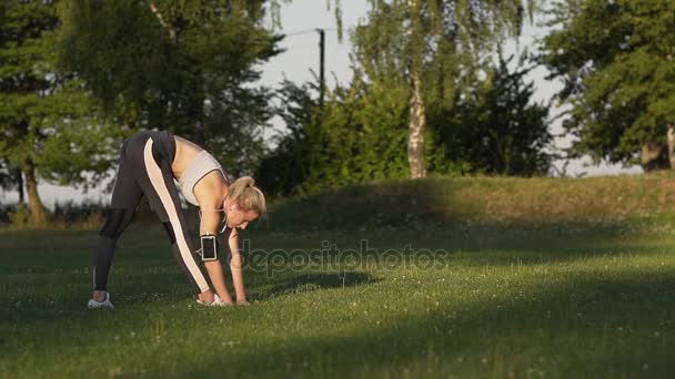 Joga i pilates ćwiczenia na trawniku w słoneczny poranek — Wideo stockowe
