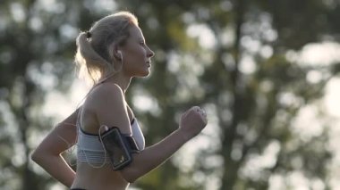 Güneş doğarken koşan kız