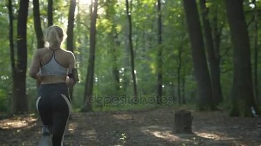 Sabah güneşin çalıştıran atletik kadın