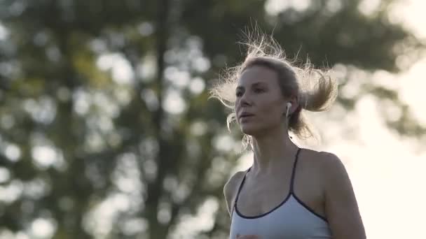 Chica corre en la mañana — Vídeos de Stock