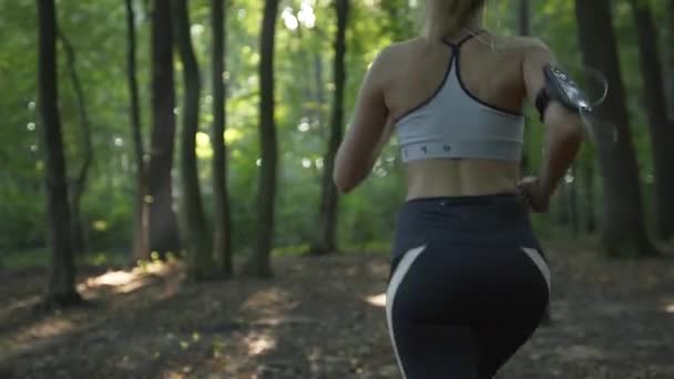 Athletic Woman Listening to Music — Stock Video