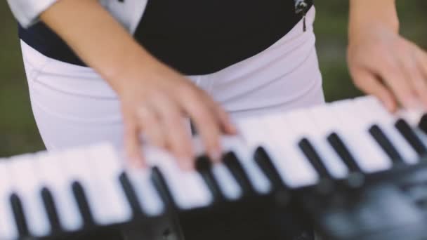 Mãos tocando piano — Vídeo de Stock