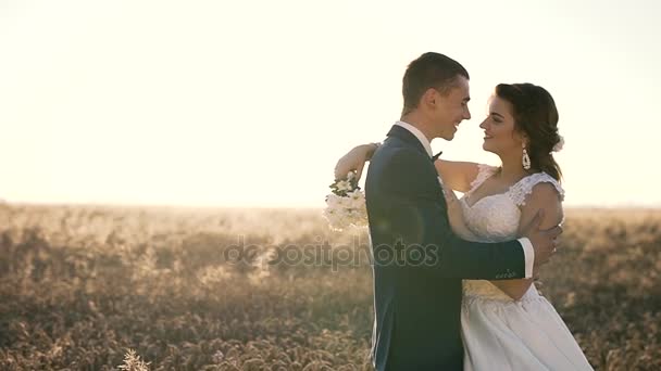 Bisous de couple au coucher du soleil — Video