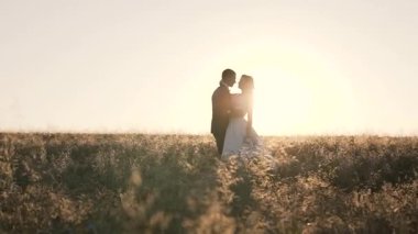 Günbatımı Romantik Çift yürüyüşler