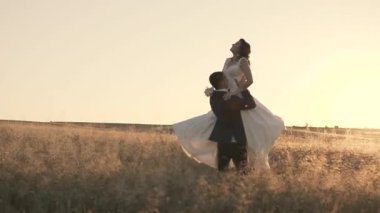 Güzel çift yürür