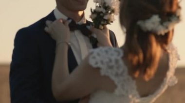 Gün batımında çift öpücük
