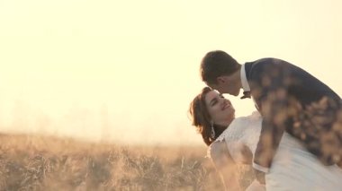 Gün batımında çift öpücük