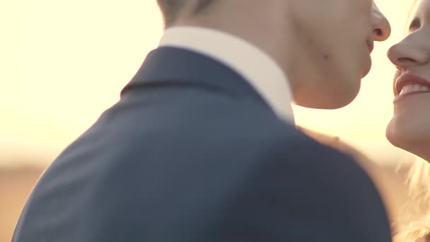Casamento casal beijos — Vídeo de Stock