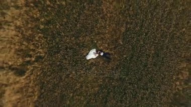 Romantik Çift yürür