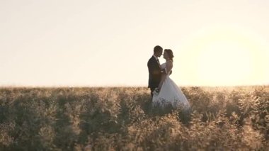 Günbatımı Romantik Çift yürüyüşler