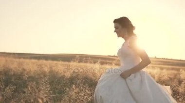 Gelin alanında günbatımında çalışır.