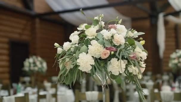 Bruiloft tabel op de prachtige feestzaal — Stockvideo