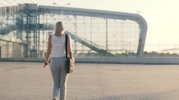 Szőke szexi üzletasszony Airport — Stock videók