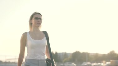 iş kadını havaalanında