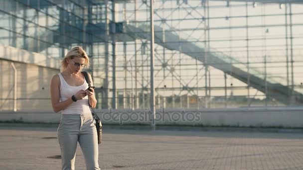 Zakenvrouw spreekt via de telefoon — Stockvideo