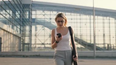 Mutlu sarışın iş kadını telefonla konuşuyor