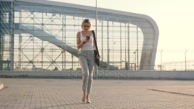 Mutlu sarışın iş kadını telefonla konuşuyor