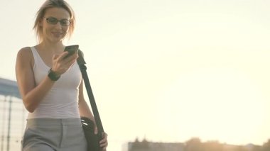 Sarışın iş kadını telefonla konuşuyor