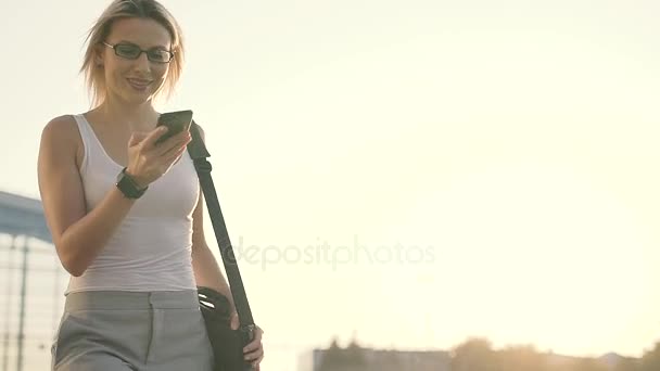 Glada blond affärskvinna talar via telefon — Stockvideo