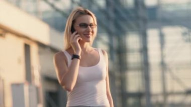 Evet sarışın kadın