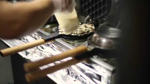 Endüstriyel Waffle Maker — Stok video