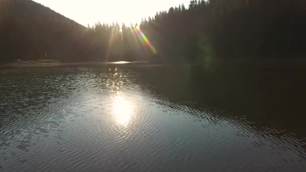 Gyönyörű hegyi tó — Stock videók