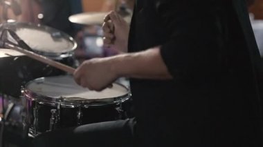 Baterist bateri seti çalış