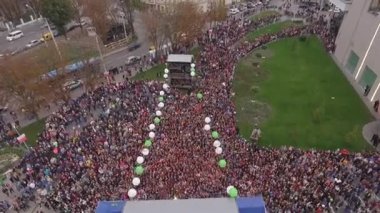 Birçok kişi bir konserde dans