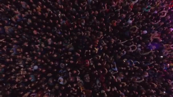 Mnoho lidí tančit na koncertě — Stock video