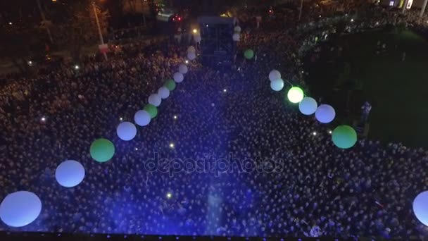 Molta gente con le lanterne nelle loro mani balla ad un concerto — Video Stock