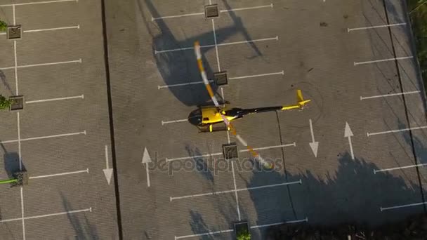 Privat gul helikopter lyfter — Stockvideo