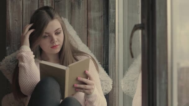 Bonito jovem mulher leitura livro — Vídeo de Stock