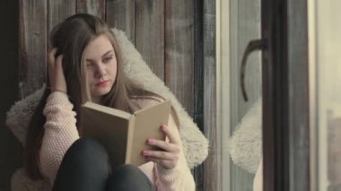 Kitap okuyan güzel genç bir kadın.