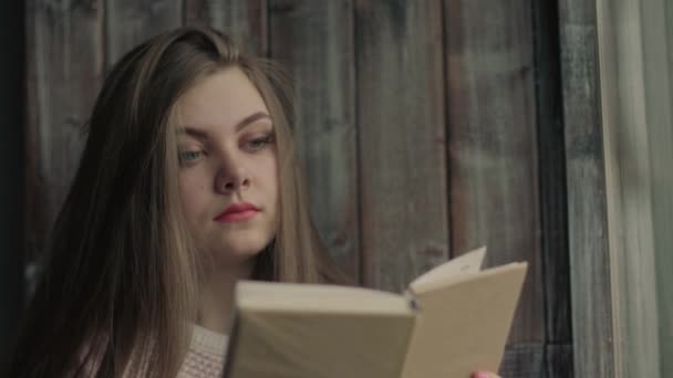 Blonde model lezen een literatuur draaien bladzijden van het boek — Stockvideo