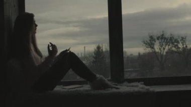 Genç model müzik dinleme ve dokunmatik tablet