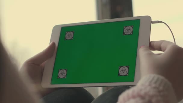Дівчина тримає планшет із зеленим екраном — стокове відео