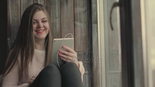 아름 다운 젊은 여자 만들기 온라인 비디오 전화를 사용 하 여 태블릿 컴퓨터 — 비디오