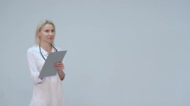 Beyaz Oda yazılı olarak genç kadın doktor