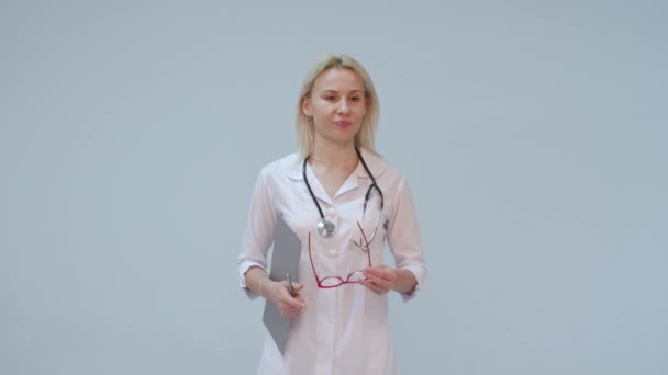 Een portret arts die verzameld van de vergadering, en een taak toewijst — Stockvideo