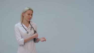 Beyaz Oda yazılı olarak genç kadın doktor