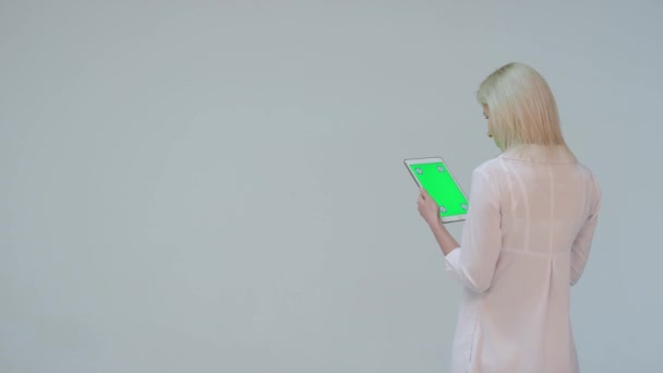 Médico presionando la pantalla verde de una tableta — Vídeo de stock