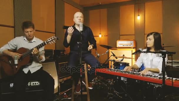 Trois musiciens jouant en studio — Video